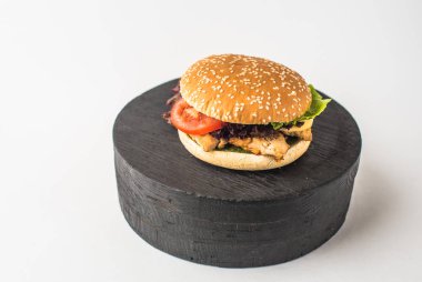 Burger. Beyaz arka plan üzerinde hamburger yakın çekim
