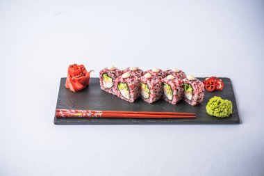 Japon suşi roll kayrak beyaz arka plan üzerinde yılları arasında görev yapmıştır