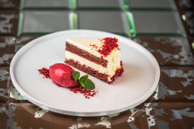 Berry dondurma ile beyaz tabakta Kremalı çikolatalı kek parçası