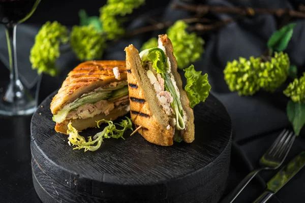 Sandwich Pollo Frito Con Verduras Servido Bordo Sobre Fondo Oscuro —  Fotos de Stock