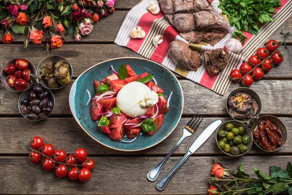 Färska Grönsaker Sallad Med Basilika Och Mozzarella Ost Med Bröd — Stockfoto