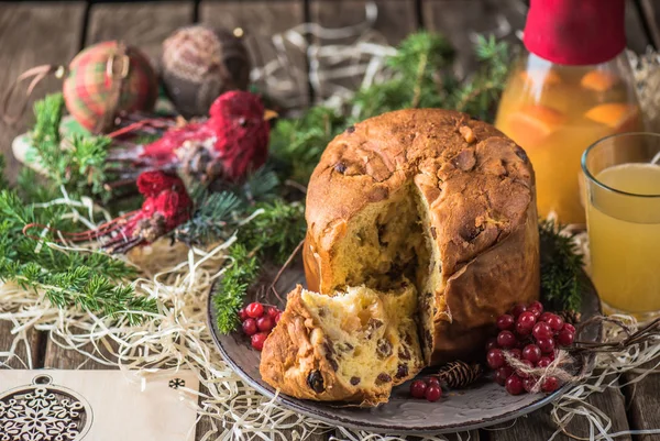 Gebackener Weihnachtskuchen Auf Festlichem Tisch Mit Weihnachtlichem Dekor — Stockfoto