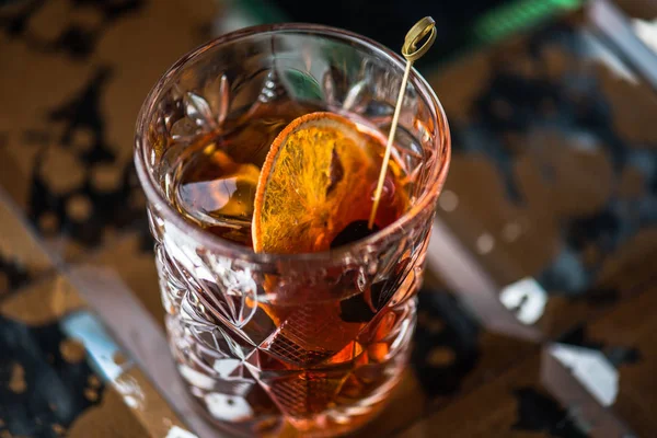 酒精饮料与柑橘在玻璃在黑暗的背景 — 图库照片