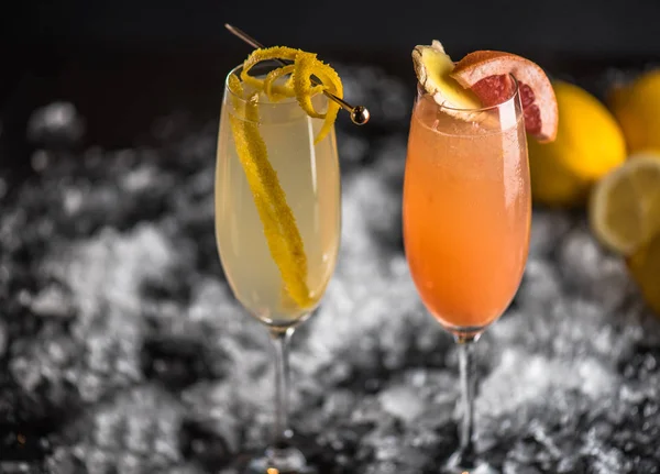 Cocktails Glas Dekorerade Med Frukt Skivor Mörk Bakgrund Med — Stockfoto