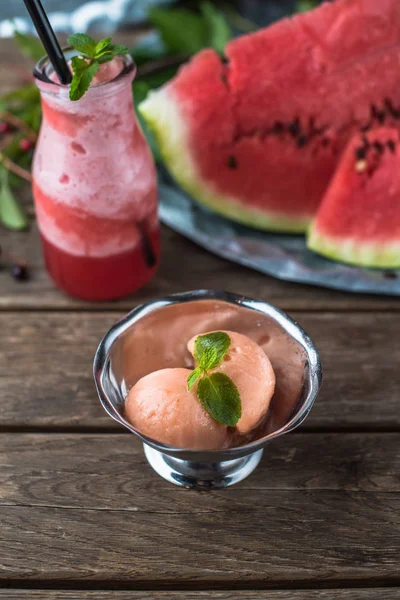 Helado Vaso Metal Bebida Frutas Vaso Sobre Mesa Madera — Foto de Stock