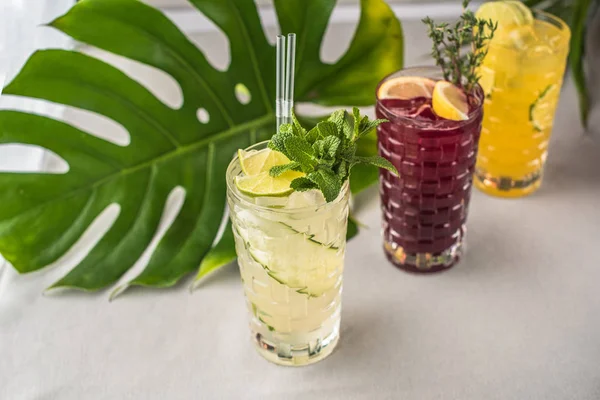グラスの背景に緑の葉では新鮮なフルーツ カクテル — ストック写真