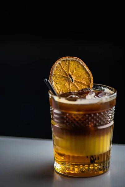 Cocktail Verre Avec Tranche Orange Sur Fond Sombre — Photo