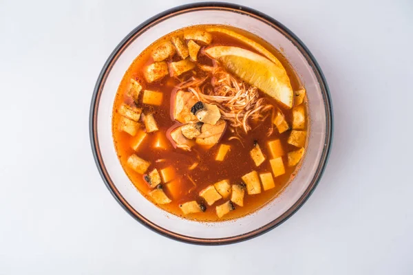 Japanische Tomatensuppe Mit Lachs Und Pilzen Schüssel Auf Weißem Hintergrund — Stockfoto