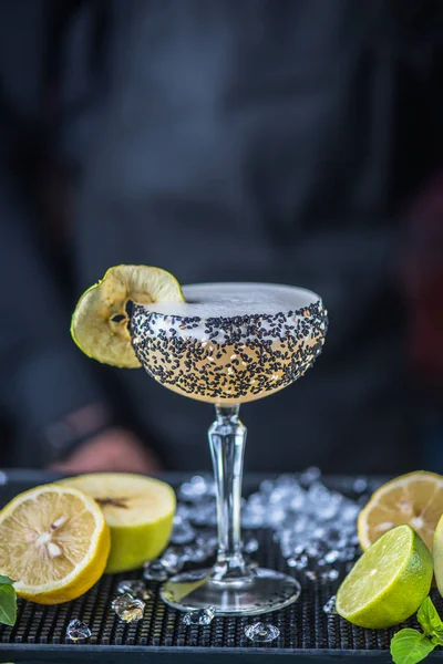 kokteyl cam elma, limon ve kireç ile buzda yakından görmek