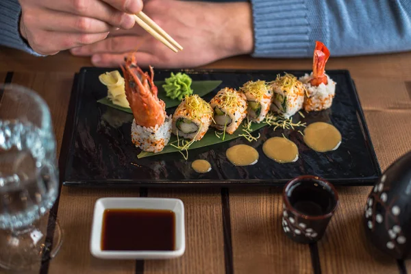 Primer Plano Persona Que Come Rollo Sushi Servido Pizarra Con — Foto de Stock