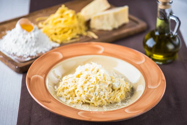 Prato Massa Caseira Com Queijo Mesa Com Ingredientes — Fotografia de Stock