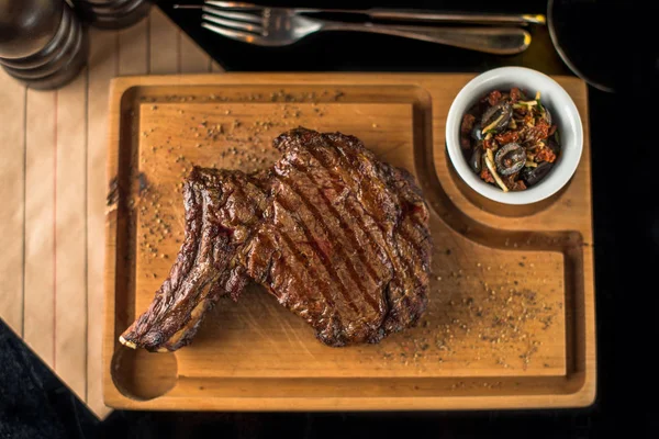 Bistecca Grigliata Servita Tavola Legno Con Rosmarino — Foto Stock