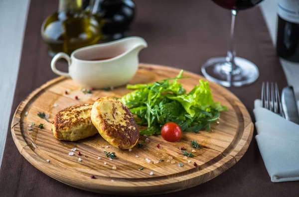 Fleischschnitzel Auf Holzbrett Mit Frischem Salat Und Soße — Stockfoto