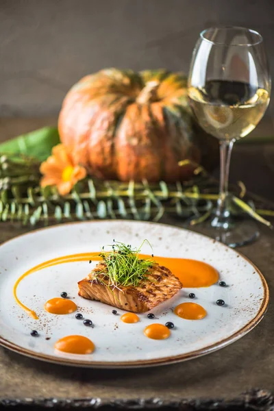 烤架上的三文鱼秋天背景 健康的新鲜饮料和食物 — 图库照片