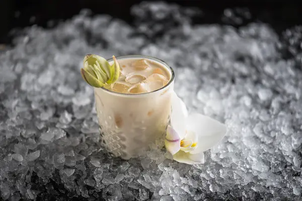 Cocktail Servido Vidro Sobre Fundo Escuro Com Gelo Flor Orquídea — Fotografia de Stock