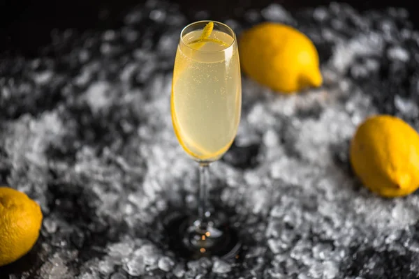 Cocktail Verre Avec Zeste Citron Sur Fond Sombre Avec Glace — Photo