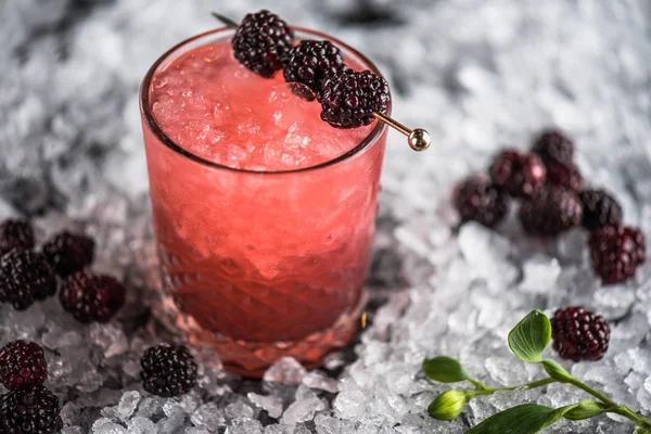 Cocktail Decorado Com Amoras Vidro Fundo Escuro Com Gelo — Fotografia de Stock