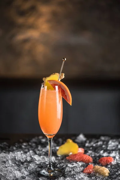 在黑暗背景的冰上的玻璃鸡尾酒 葡萄柚和生姜 新鲜的饮料 — 图库照片