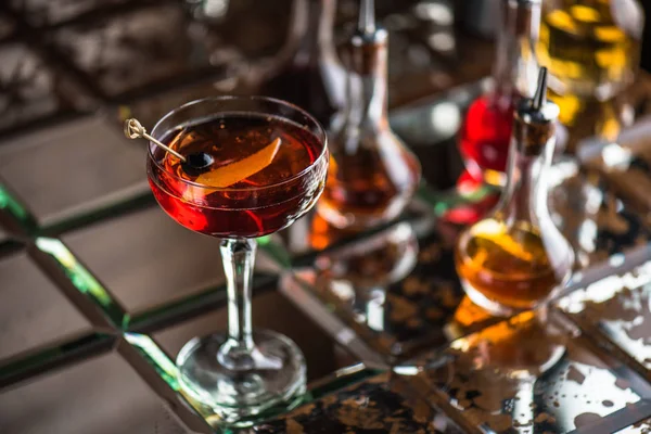 Cocktail Vetro Decorato Con Olive Nere Fondo Marrone Piastrellato — Foto Stock