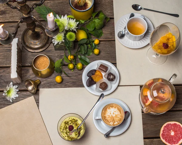 Coffee Break Com Xícara Cappuccino Chá Sobremesas Mesa Madeira Com — Fotografia de Stock