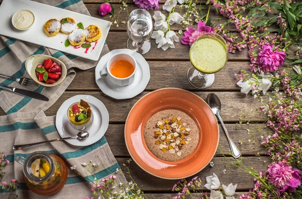 Frühstück Holztisch Mit Gesunden Gerichten Und Blumen — Stockfoto