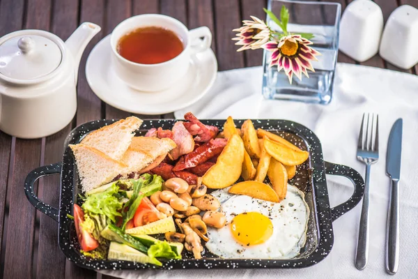 Desayuno Inglés Tradicional Con Huevo Frito Salchichas Papa Frijoles Ensalada — Foto de Stock