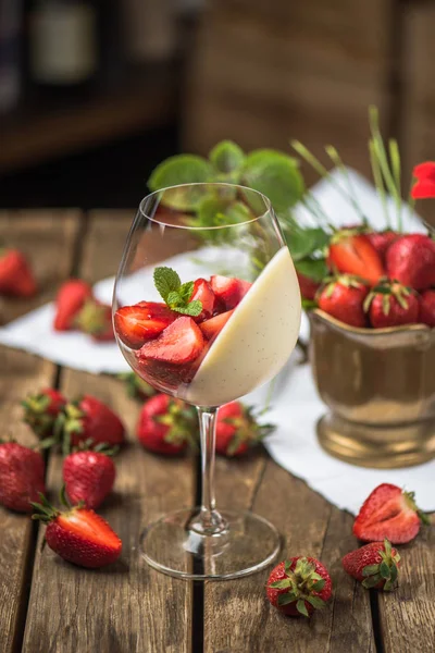 Postres Con Crema Fresas Frescas Servidas Copa Vino Sobre Mesa — Foto de Stock