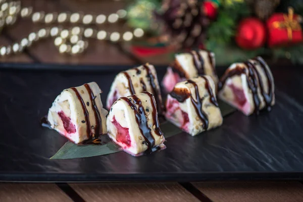 Siyah tabakta Japon tatlı suşi roll