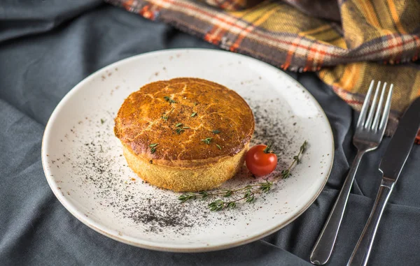 Torta Salata Fatta Casa Piatto Con Pomodoro Tovaglia Grigia — Foto Stock