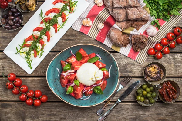 Fräsch Tomatsallad Med Mozzarellaost Skål Och Caprese Sallad Träbord Med — Stockfoto