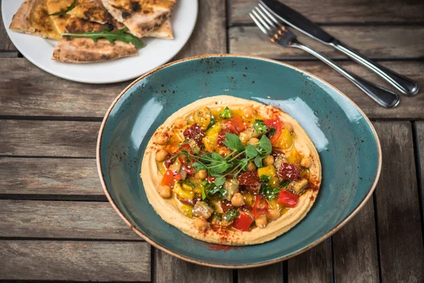 Homemade Humus Garnished Fresh Vegetables Bowl Wooden Table — Stock Photo, Image