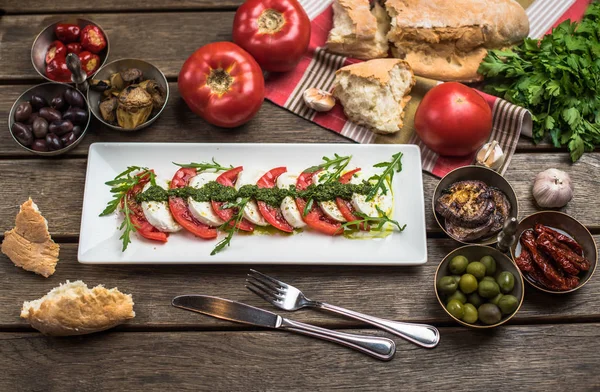 Traditionell Italiensk Capresesallad Serveras Tallrik Träbord Med Snacks Och Ingredienser — Stockfoto