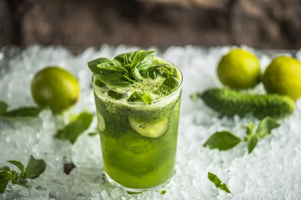 Cocktail Glas Med Basilika Lime Gurka — Stockfoto
