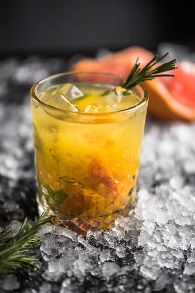 Cóctel Vaso Con Pomelo Romero Sobre Fondo Oscuro Con Hielo —  Fotos de Stock