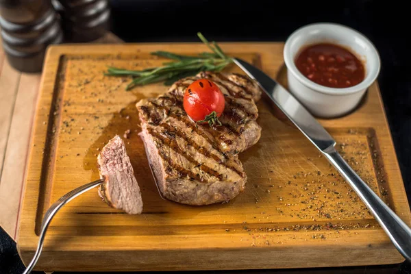 Bistecca Grigliata Servita Tavola Legno Con Salsa — Foto Stock