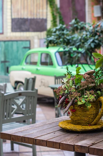 화분에 식물과 꽃으로 소박한 스타일의 테라스 로열티 프리 스톡 사진