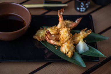 Kızarmış karides tempura yaprağına soya sos ile servis içinde