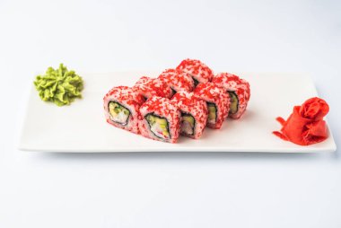 Japon suşi roll kayrak beyaz arka plan üzerinde yılları arasında görev yapmıştır