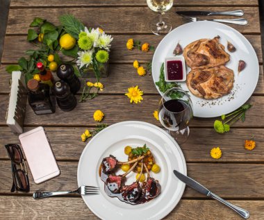 ahşap ayarı tablo et yemekleri ile beyaz tabaklarda servis