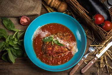 malzemeler ile ahşap masa üzerinde mavi plaka Bolognese sos