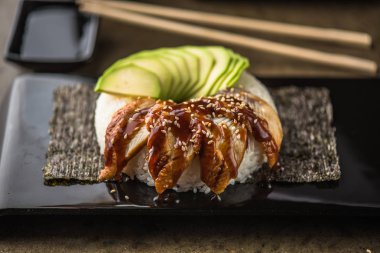 Yılan balığı ve kara tahta üzerinde avokado ile Japon Suşi