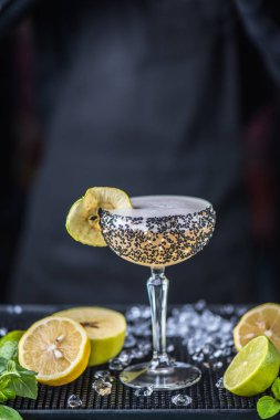 kokteyl cam elma, limon ve kireç ile buzda yakından görmek