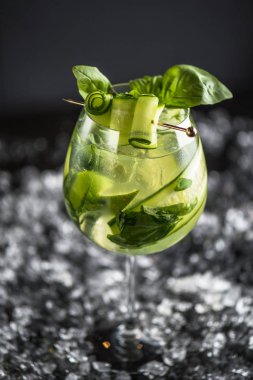 kokteyl bardak Hindistan cevizi, limon, salatalık ile buzda yakından görmek