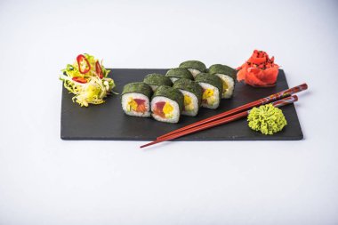 Japon suşi roll kayrak beyaz arka plan üzerinde yılları arasında görev yapmıştır