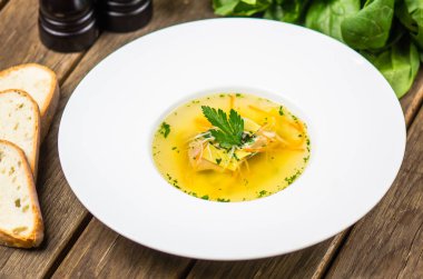 Beyaz ahşap masa tabakta çorba servis