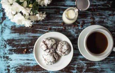 rustik ahşap masada kahve fincan ı ile tabakta lezzetli bisküvi