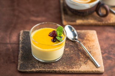 Gemide cam çay kaşığı tatlı meyve mousse