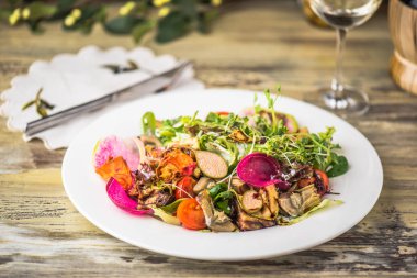 Ahşap masa tepside servis sebze salatası