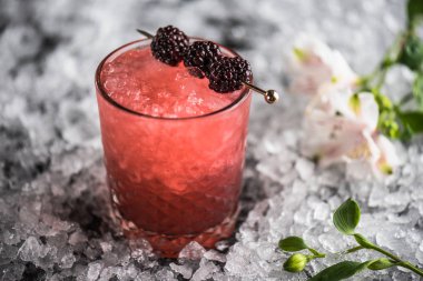 Kokteyl cam buz ile koyu arka plan üzerinde böğürtlen ile dekore edilmiş