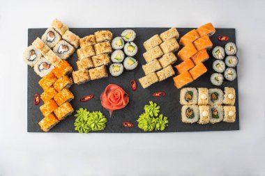 Kayrak beyaz zemin üzerine alınarak Japon sushi seti